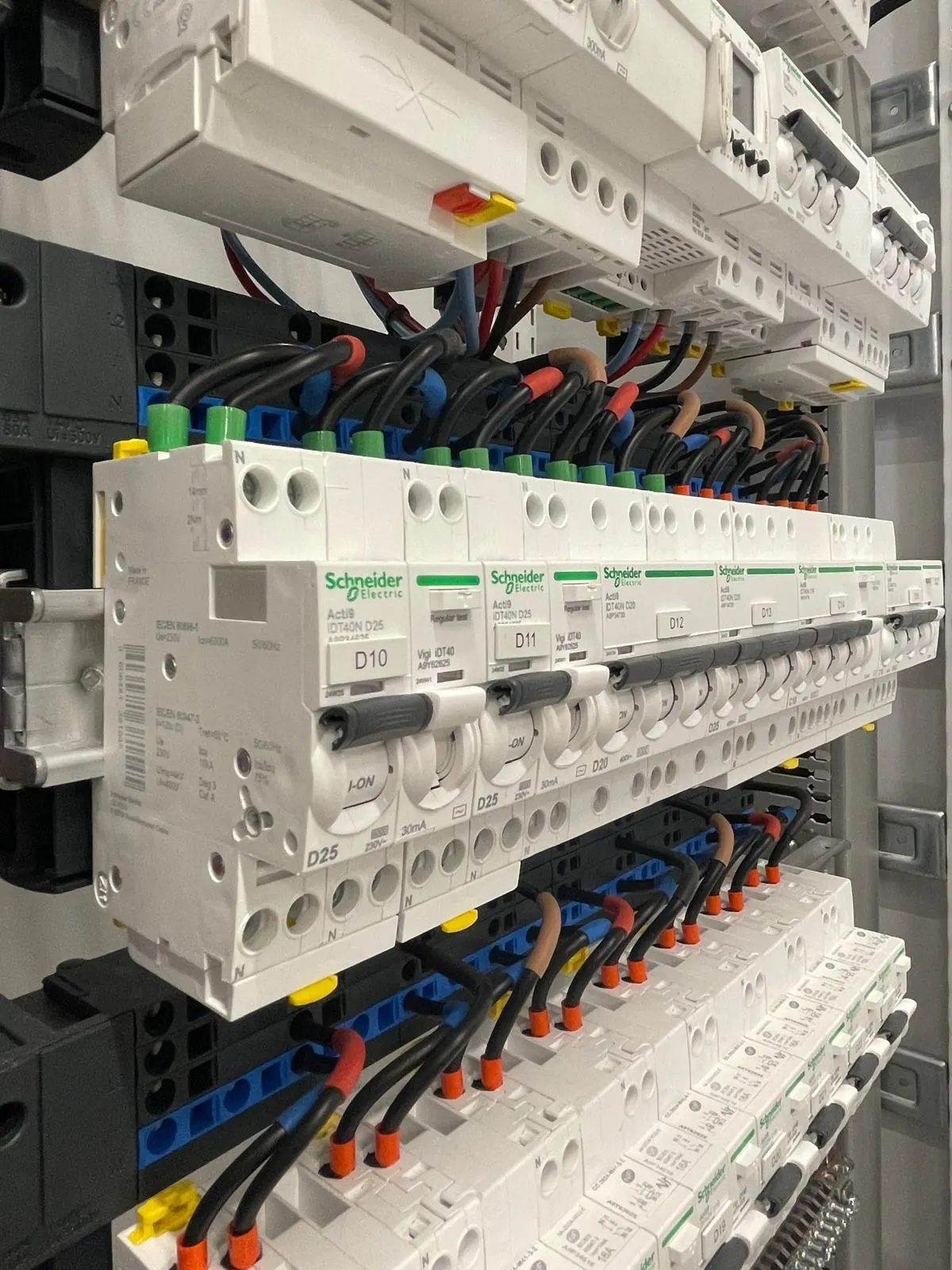 Disjoncteurs câblés dans une armoire électrique