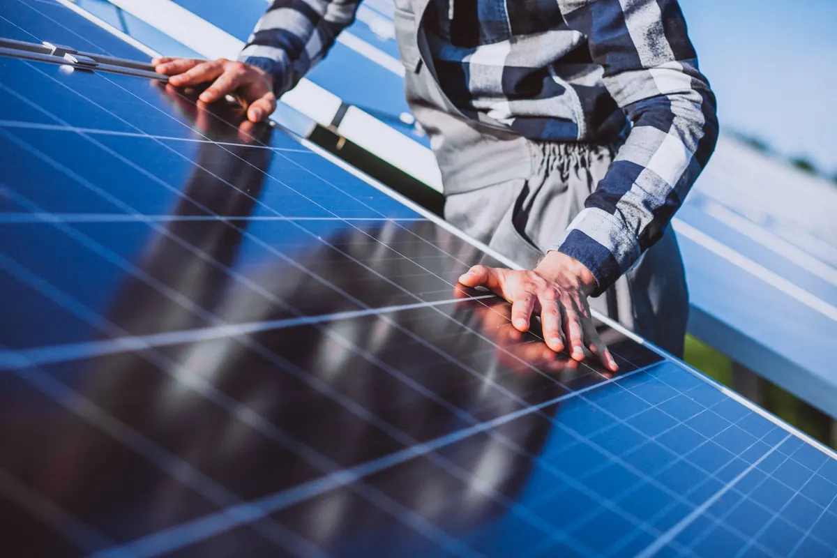 Technicien posant un panneau photovoltaïque