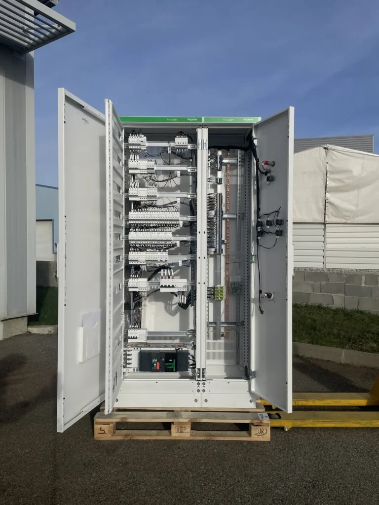 Coffret électrique industriel portes ouvertes
