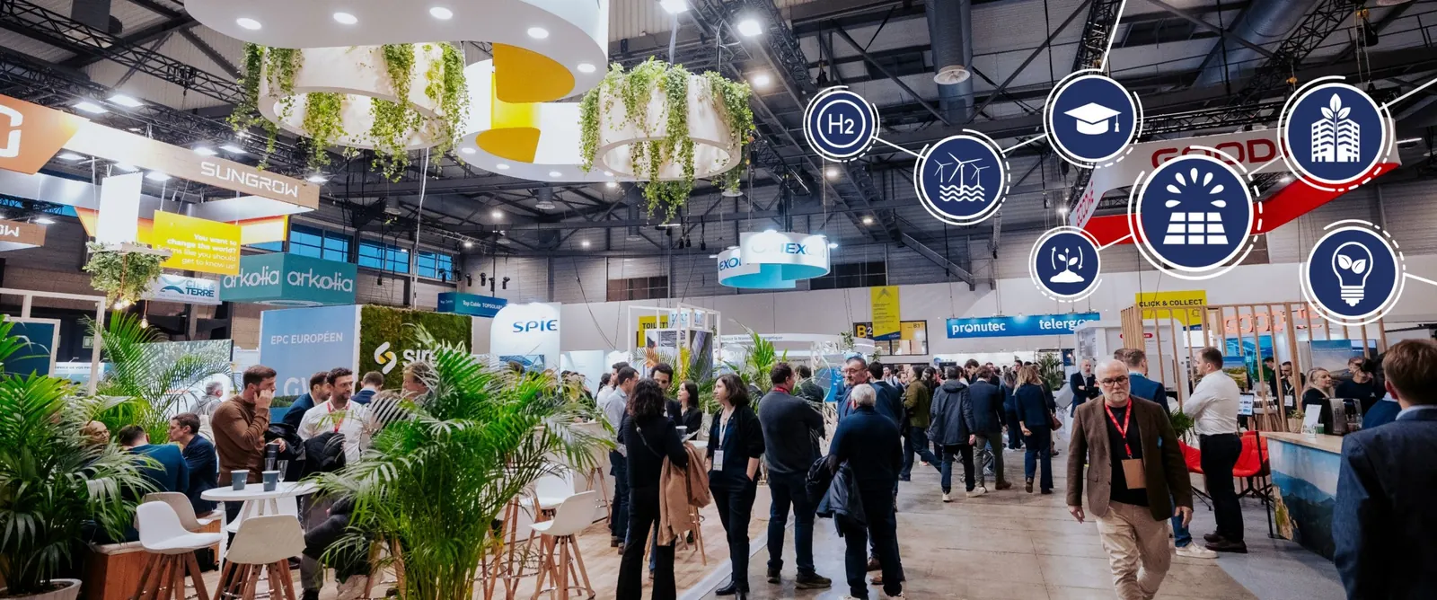 Allée d'un salon professionnel des énergies renouvelables