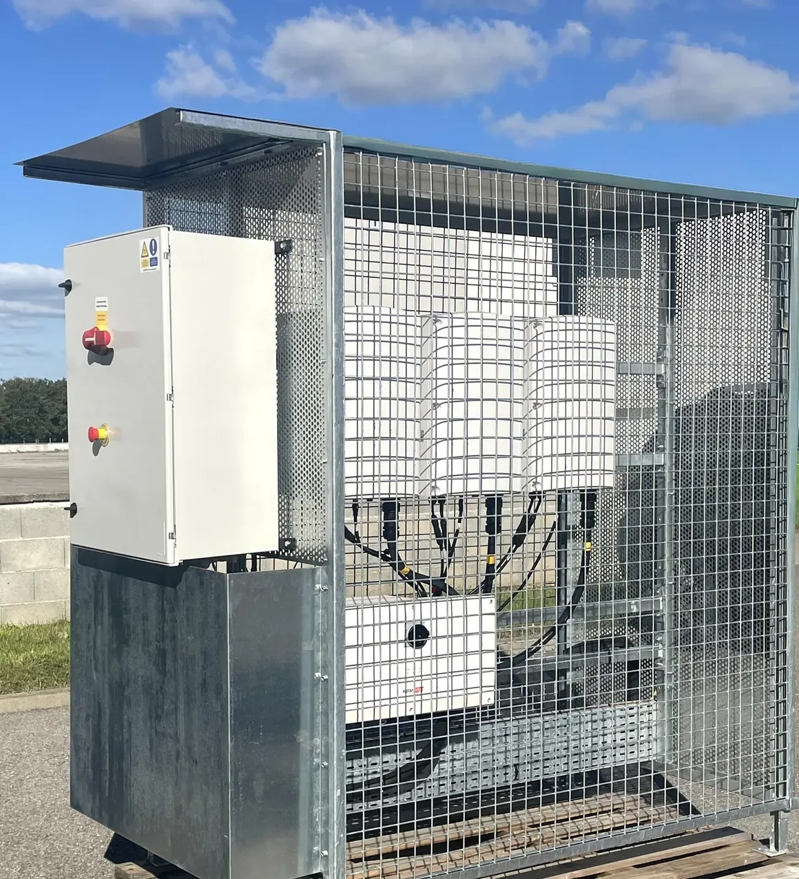 Armoire et onduleurs intégrés dans un shelter grillagé