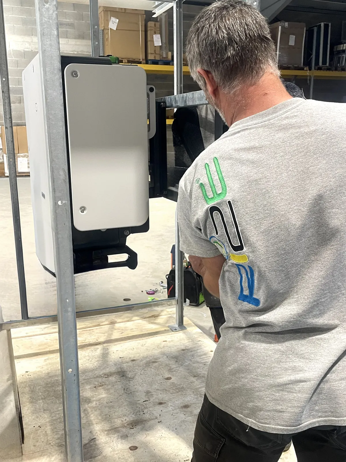 Technicien RI2E câblant un coffret en atelier
